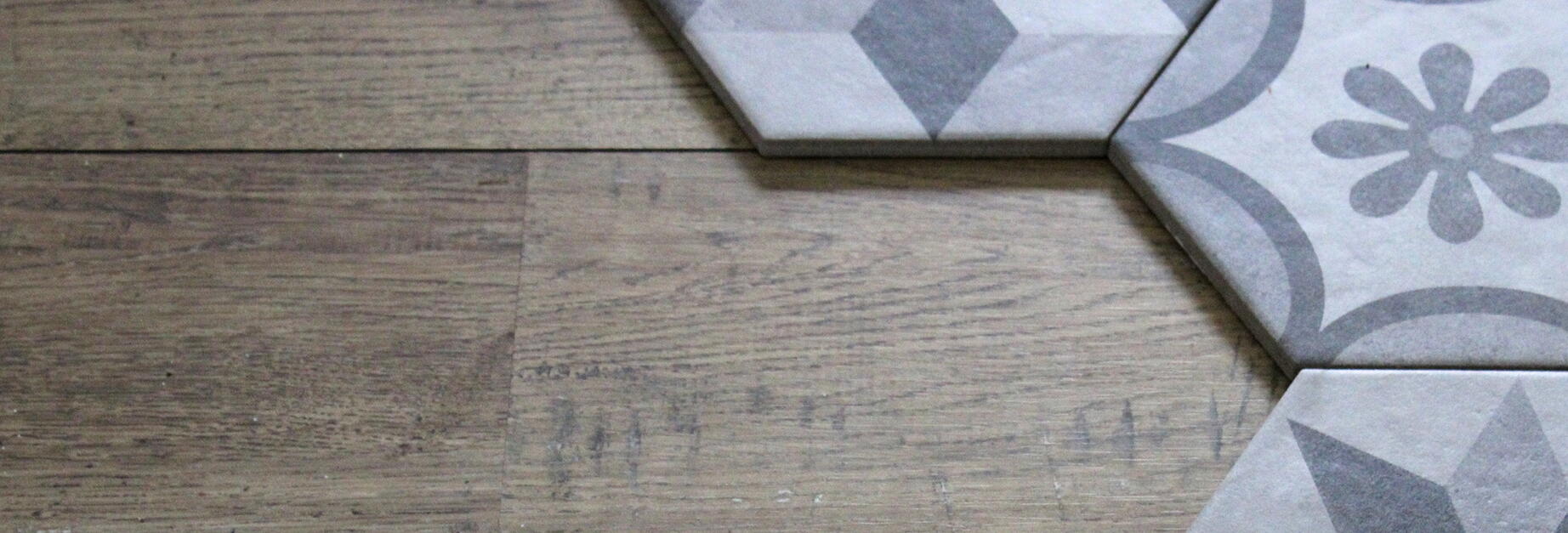 Sol associant parquet et carrelage