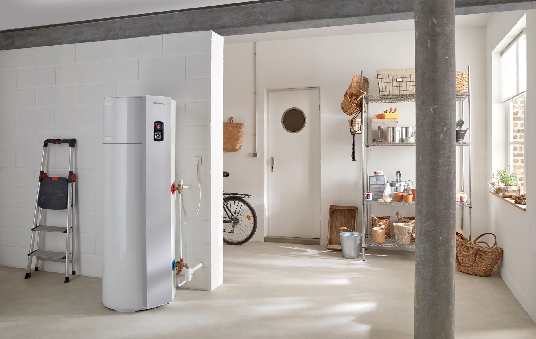 Chauffe-eau dans un garage