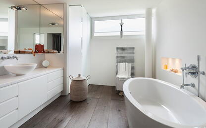 aménager une salle de bains en longueur.