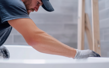 plombier qui débouche une baignoire