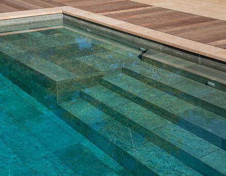 nettoyer le carrelage de piscine