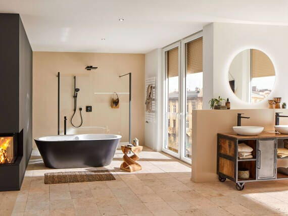 ambiance salle de bains moderne avec baignoire noire